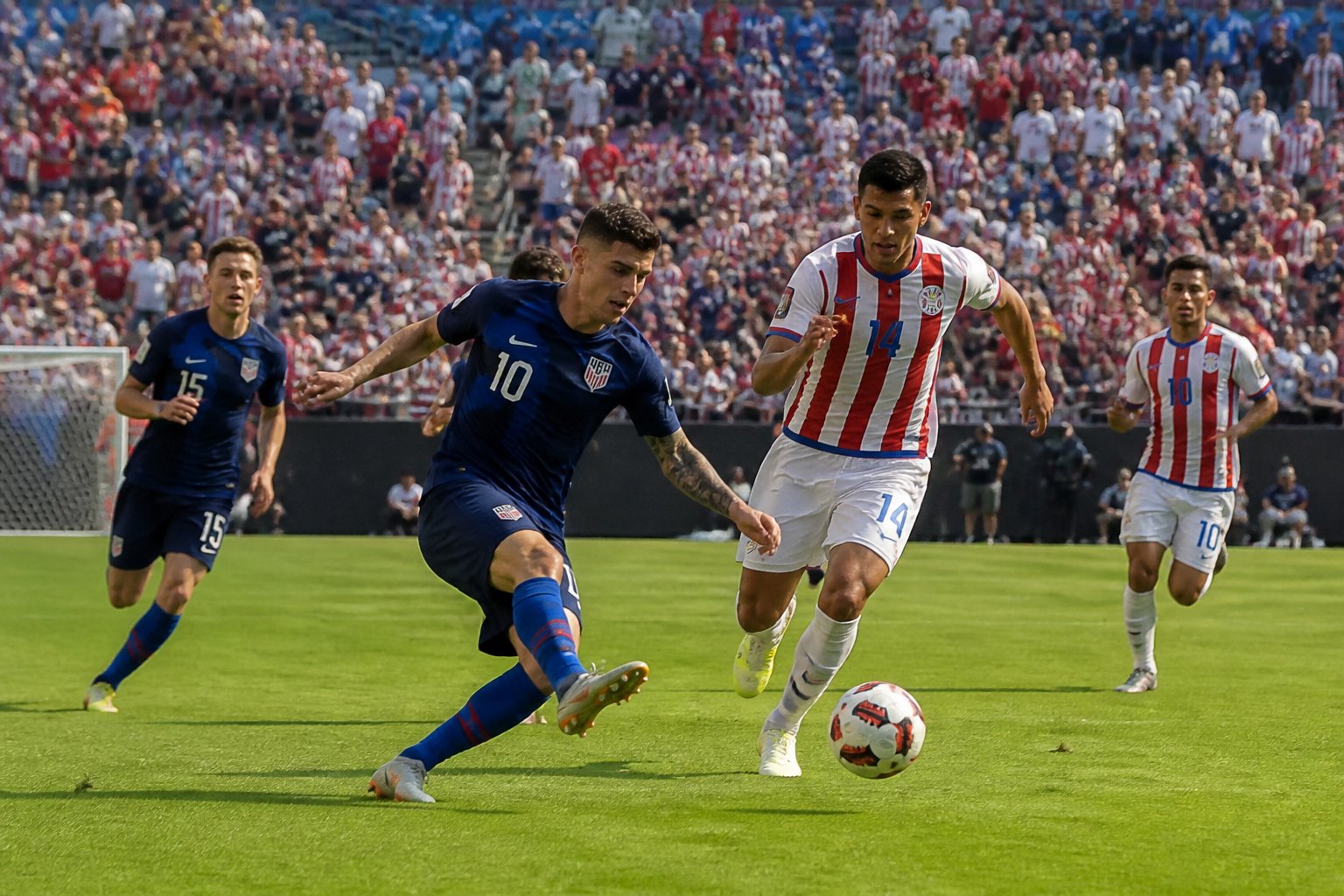 ABD ve Paraguay arasında Dünya Kupası maçında sahada mücadele eden futbolcular ve tribünde coşkulu taraftarlar.