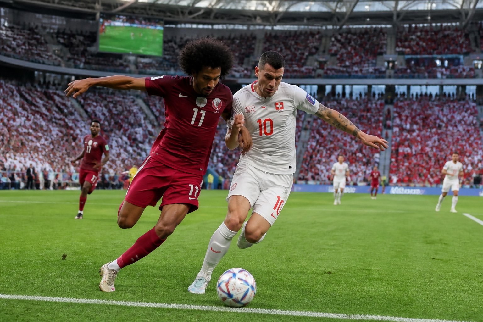 Katar ve İsviçre takımları arasında bir Dünya Kupası maçında, oyuncular top için mücadele ediyor, tribünlerde taraftarlar yer alıyor.