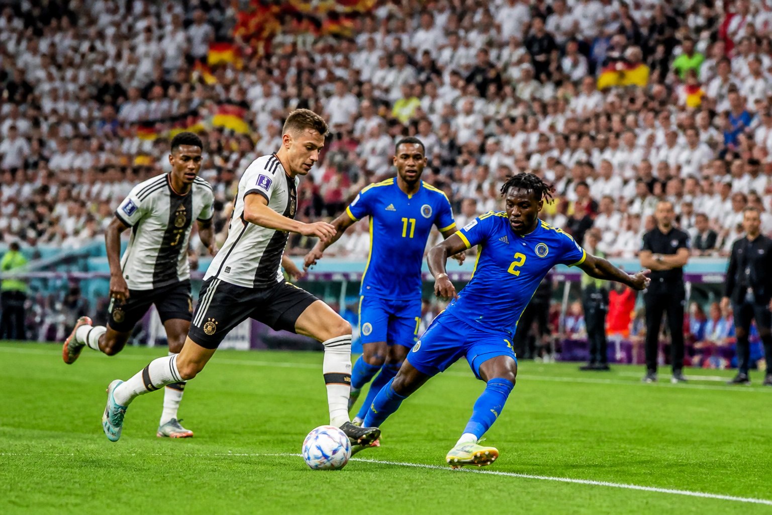 Almanya ve Curaçao milli takımları arasında geçen bir Dünya Kupası futbol maçı sahnesi.