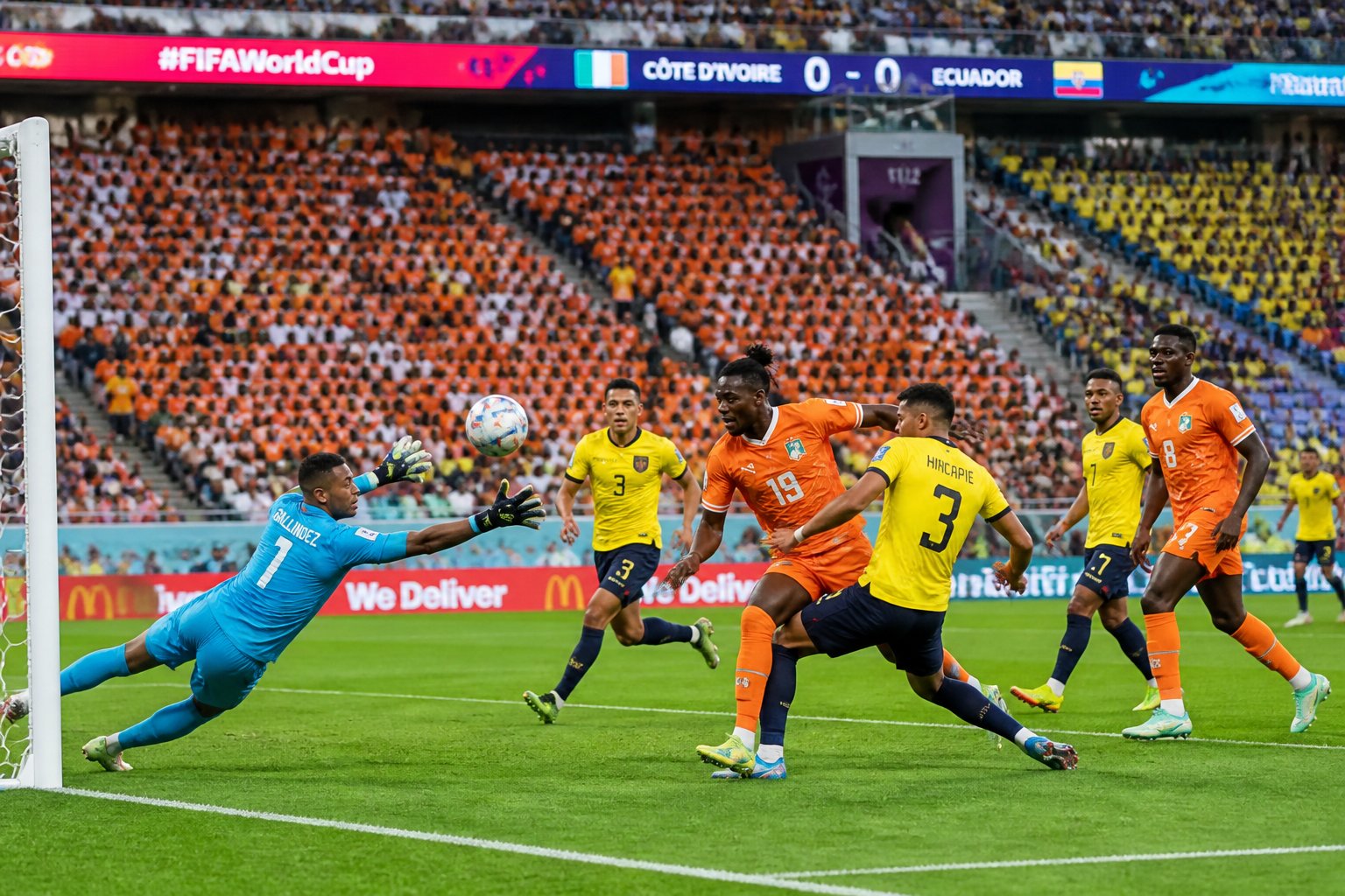 Fildişi Sahili ve Ekvador futbol takımları arasında bir Dünya Kupası maçında oyuncular top için mücadele ediyor.