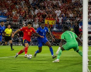 İspanya ve Yeşil Burun Adaları arasında oynanan bir Dünya Kupası futbol maçında oyuncular sahada mücadele ediyor.