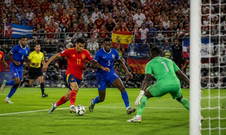 İspanya ve Yeşil Burun Adaları arasında oynanan bir Dünya Kupası futbol maçında oyuncular sahada mücadele ediyor.