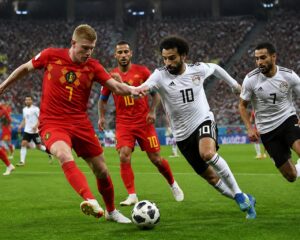 Belçika ve Mısır takımları arasında bir Dünya Kupası futbol maçı sırasında oyuncular top için mücadele ediyor.