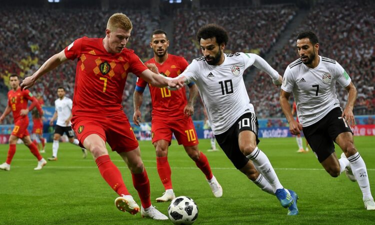 Belçika ve Mısır takımları arasında bir Dünya Kupası futbol maçı sırasında oyuncular top için mücadele ediyor.