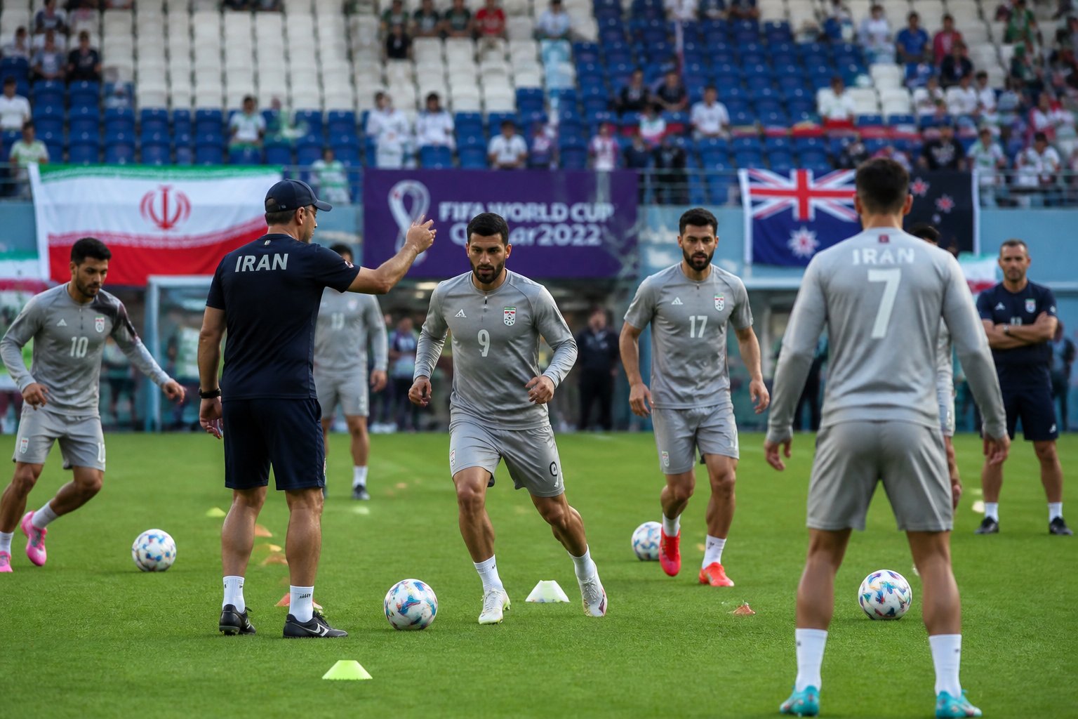 İran milli futbol takımı, Yeni Zelanda Dünya Kupası maçı için açık havada antrenman yapıyor.