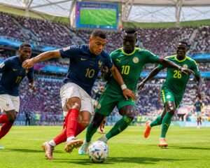 Fransa ve Senegal arasında bir Dünya Kupası maçında, iki futbolcu top için mücadele ediyor.