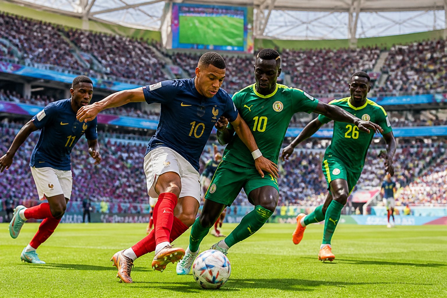 Fransa ve Senegal arasında bir Dünya Kupası maçında, iki futbolcu top için mücadele ediyor.