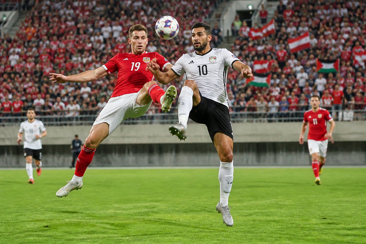 Avusturya ve Ürdün futbol takımlarından oyuncular, Dünya Kupası eleme maçında top için mücadele ediyor.