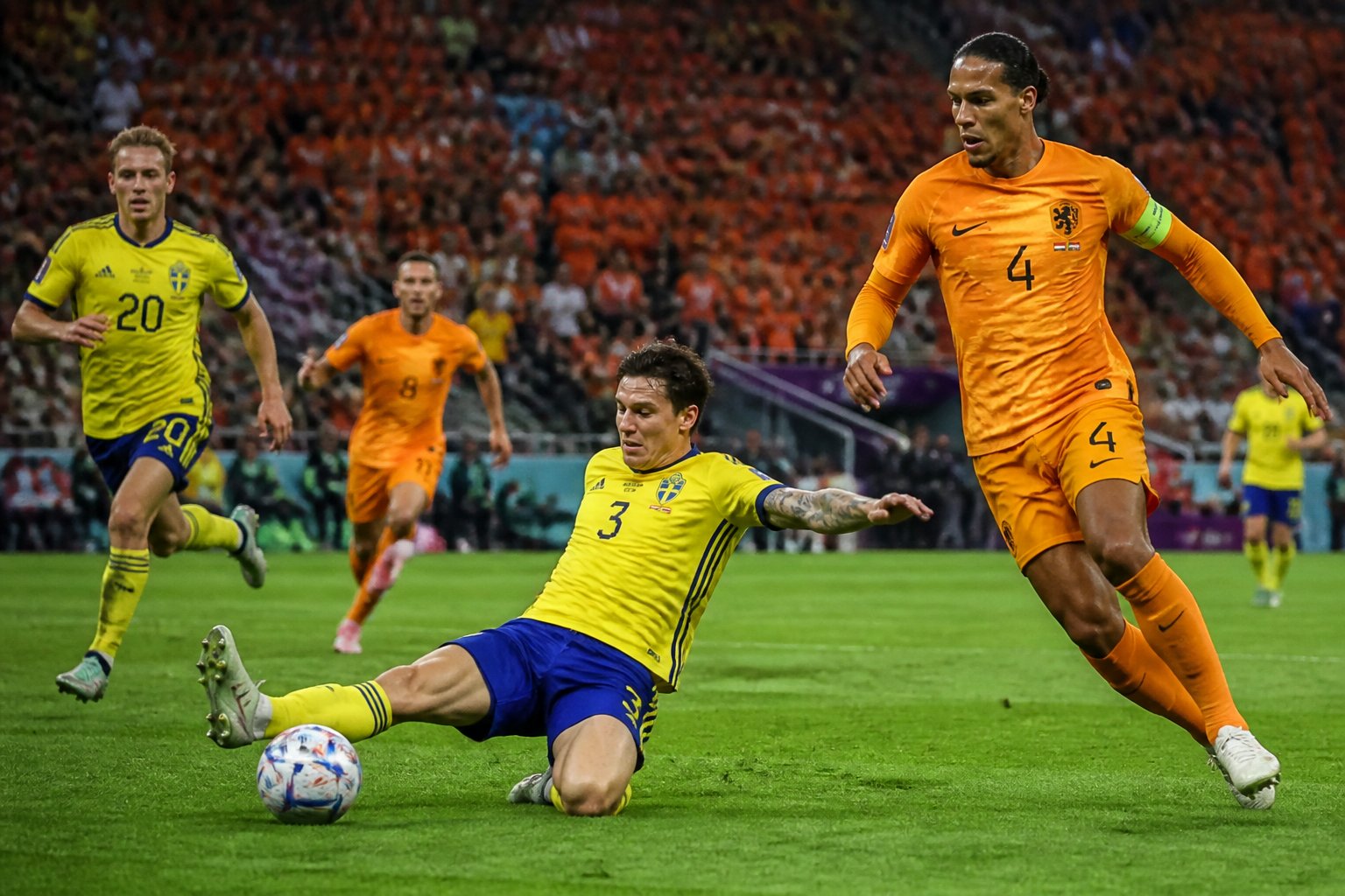 Hollanda ve İsveç takımlarının Dünya Kupası maçında sahada mücadele ettiği bir futbol sahnesi.