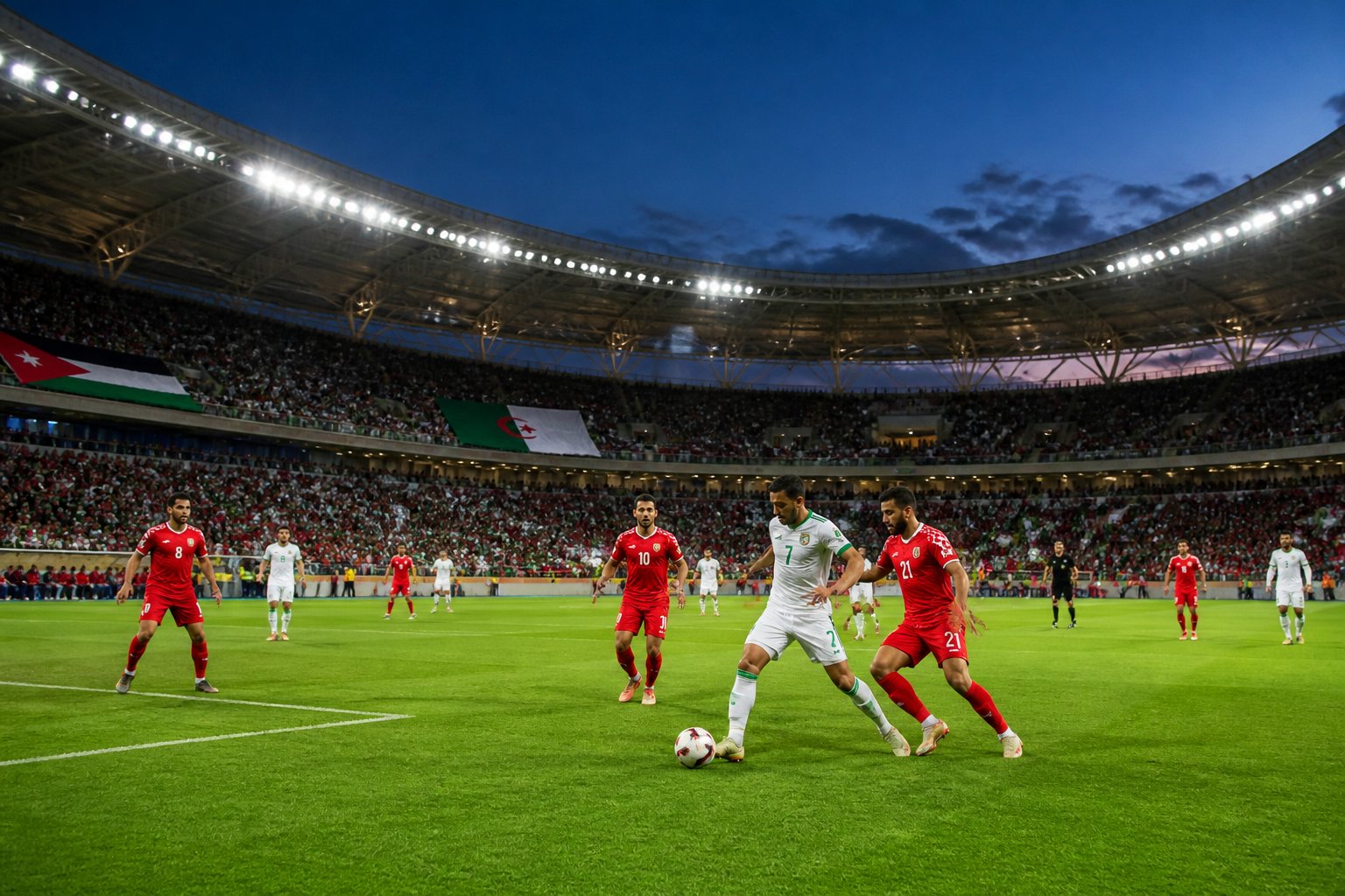 Ürdün ve Cezayir milli takımları arasında, kalabalık bir stadyumda oynanan futbol maçı.