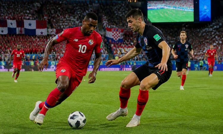 Panama ve Hırvatistan takımlarının Dünya Kupası maçında sahada mücadele eden futbolcular ve tribünde coşkulu taraftarlar.