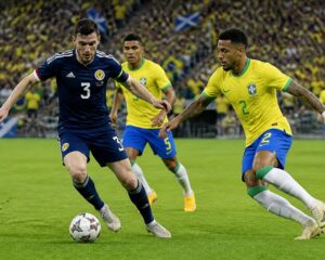 İskoçya ve Brezilya milli takımları arasında FIFA Dünya Kupası maçında oyuncular top için mücadele ediyor.