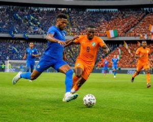 Curaçao ve Fildişi Sahili milli takımları arasında büyük bir stadyumda oynanan heyecanlı futbol maçı.