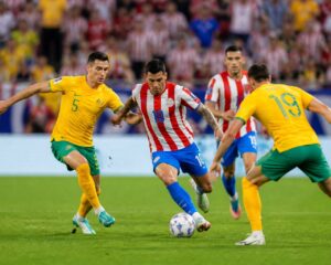 Paraguay ve Avustralya futbol takımlarının Dünya Kupası maçında sahada mücadele ettiği bir an.