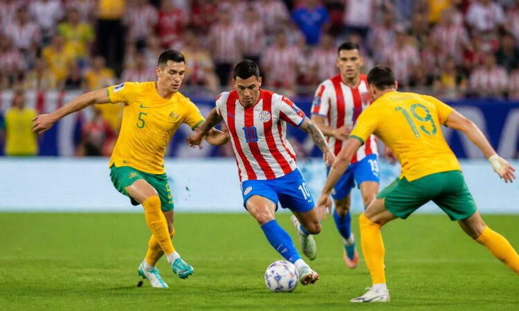 Paraguay ve Avustralya futbol takımlarının Dünya Kupası maçında sahada mücadele ettiği bir an.