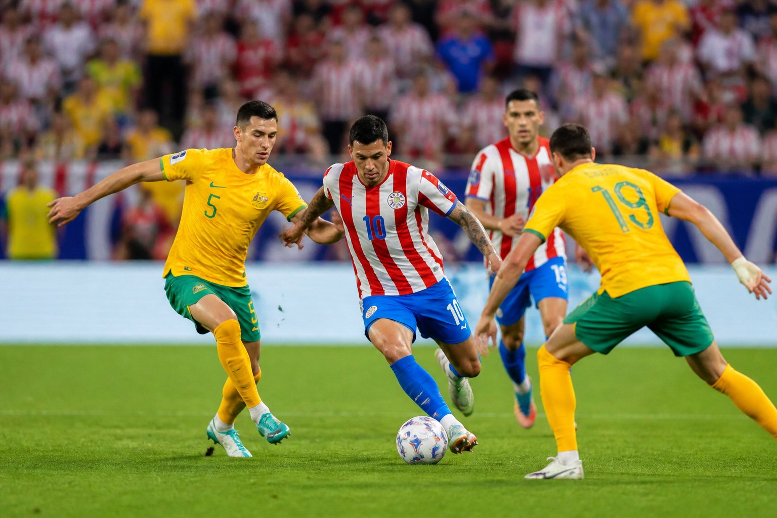 Paraguay ve Avustralya futbol takımlarının Dünya Kupası maçında sahada mücadele ettiği bir an.