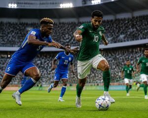 Yeşil Burun Adaları ve Suudi Arabistan futbol takımları arasında Dünya Kupası maçında sahada mücadele eden oyuncular ve dolu tribünler.
