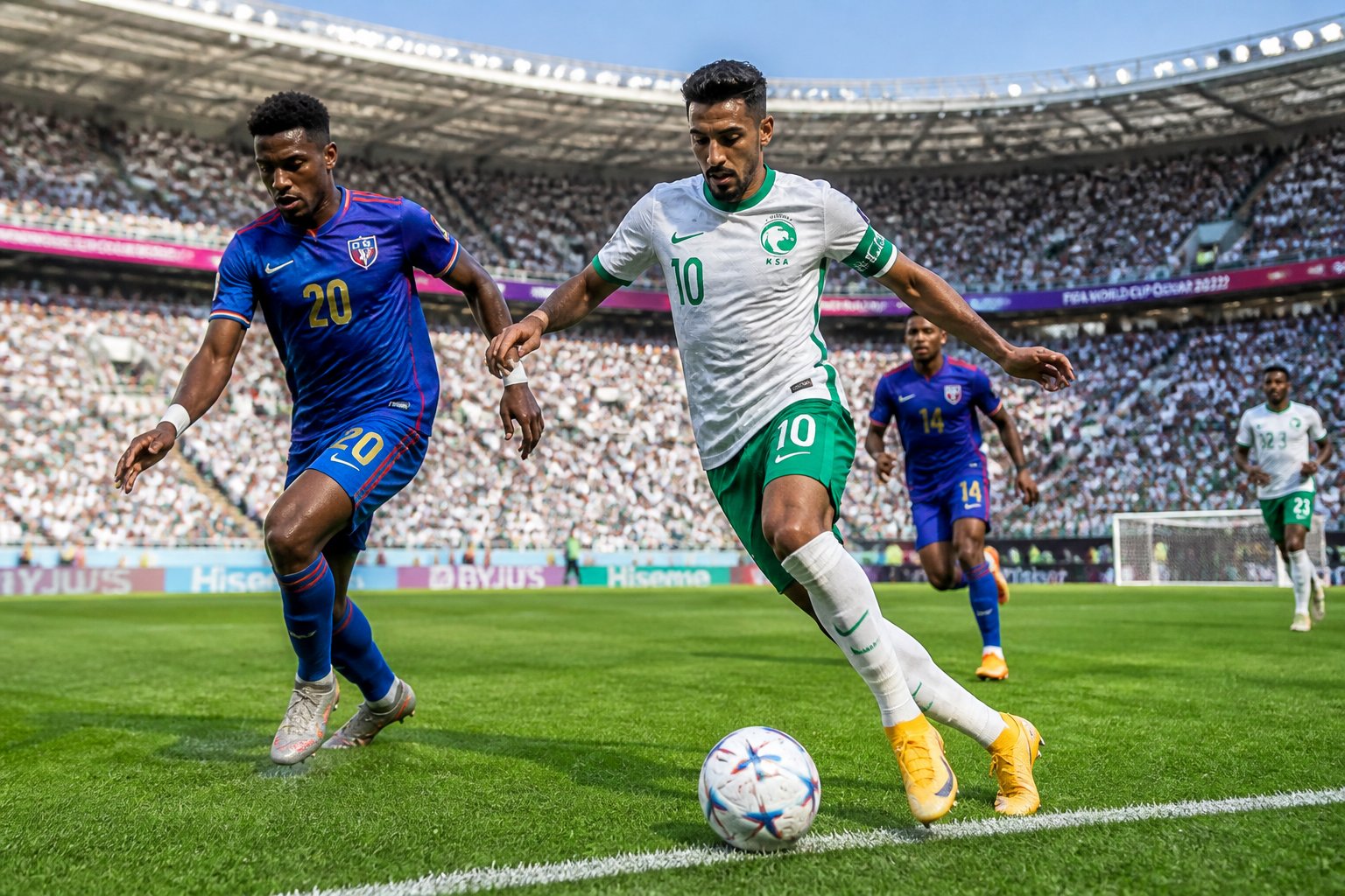 Yeşil Burun Adaları ile Suudi Arabistan arasında Dünya Kupası maçında iki futbolcu top için mücadele ediyor.