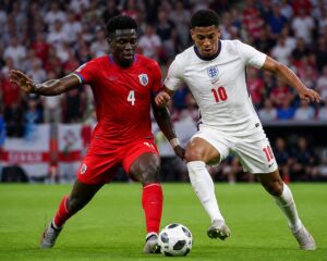Panama ve İngiltere futbol takımları arasında Dünya Kupası maçında oyuncular top için mücadele ediyor.