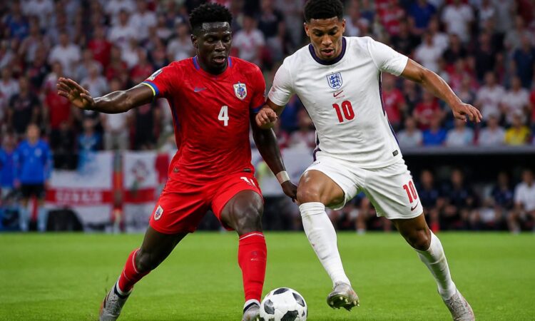 Panama ve İngiltere futbol takımları arasında Dünya Kupası maçında oyuncular top için mücadele ediyor.