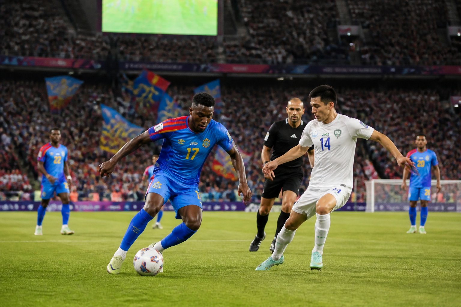 Demokratik Kongo Cumhuriyeti ve Özbekistan takımları arasında bir Dünya Kupası futbol maçı sırasında oyuncular top için mücadele ediyor.