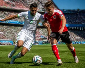 Cezayir ve Avusturya futbol takımlarının Dünya Kupası maçında mücadele eden oyuncuları.