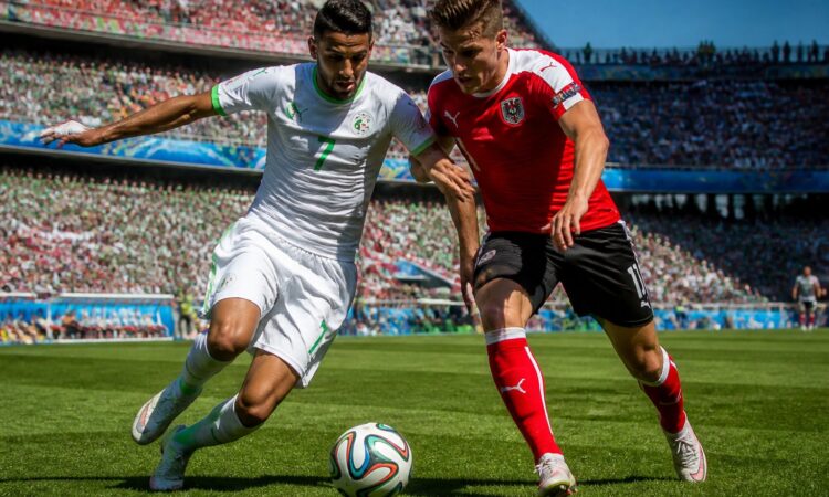Cezayir ve Avusturya futbol takımlarının Dünya Kupası maçında mücadele eden oyuncuları.