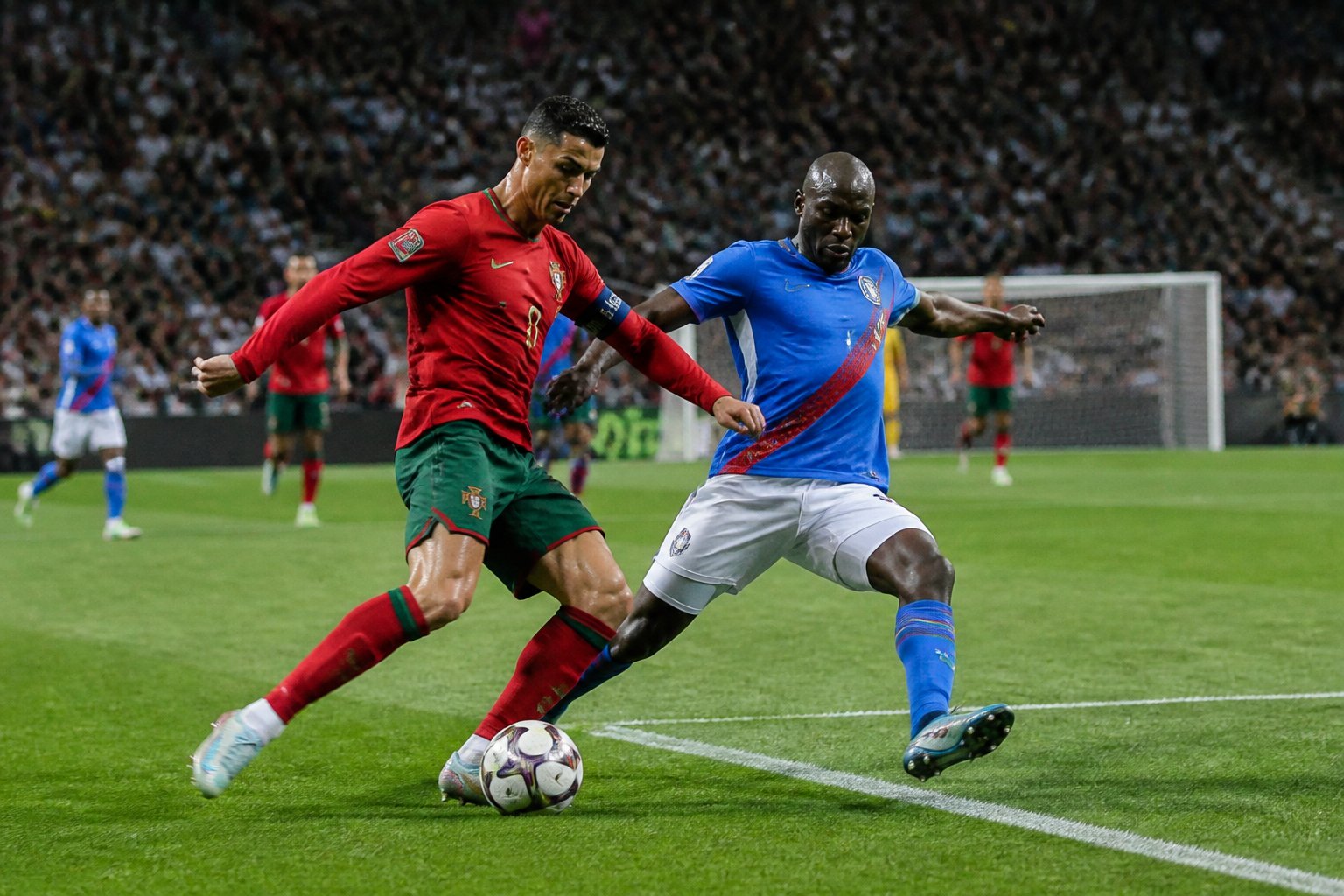 Portekiz ve Demokratik Kongo Cumhuriyeti futbol takımları arasında Dünya Kupası maçında iki oyuncu top için mücadele ediyor.