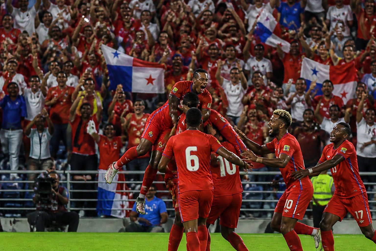 Panama futbol takımı Dünya Kupası maçında gol attı, oyuncular ve taraftarlar coşkuyla kutlama yapıyor.