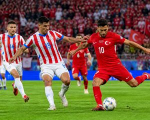 Türkiye ve Paraguay futbol takımları Dünya Kupası maçında sahada mücadele ediyor.