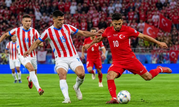 Türkiye ve Paraguay futbol takımları Dünya Kupası maçında sahada mücadele ediyor.