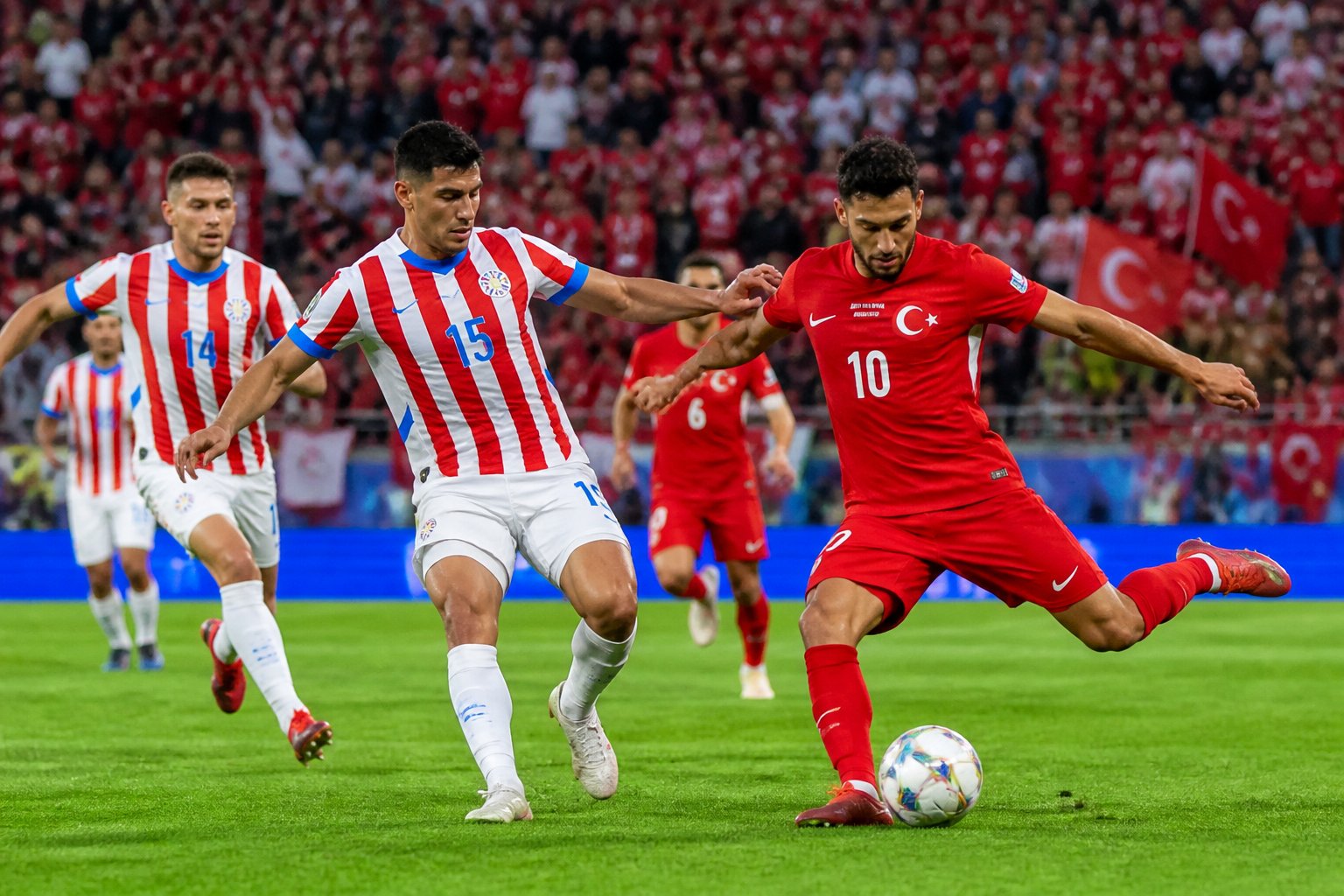 Türkiye ve Paraguay futbol takımları Dünya Kupası maçında sahada mücadele ediyor.