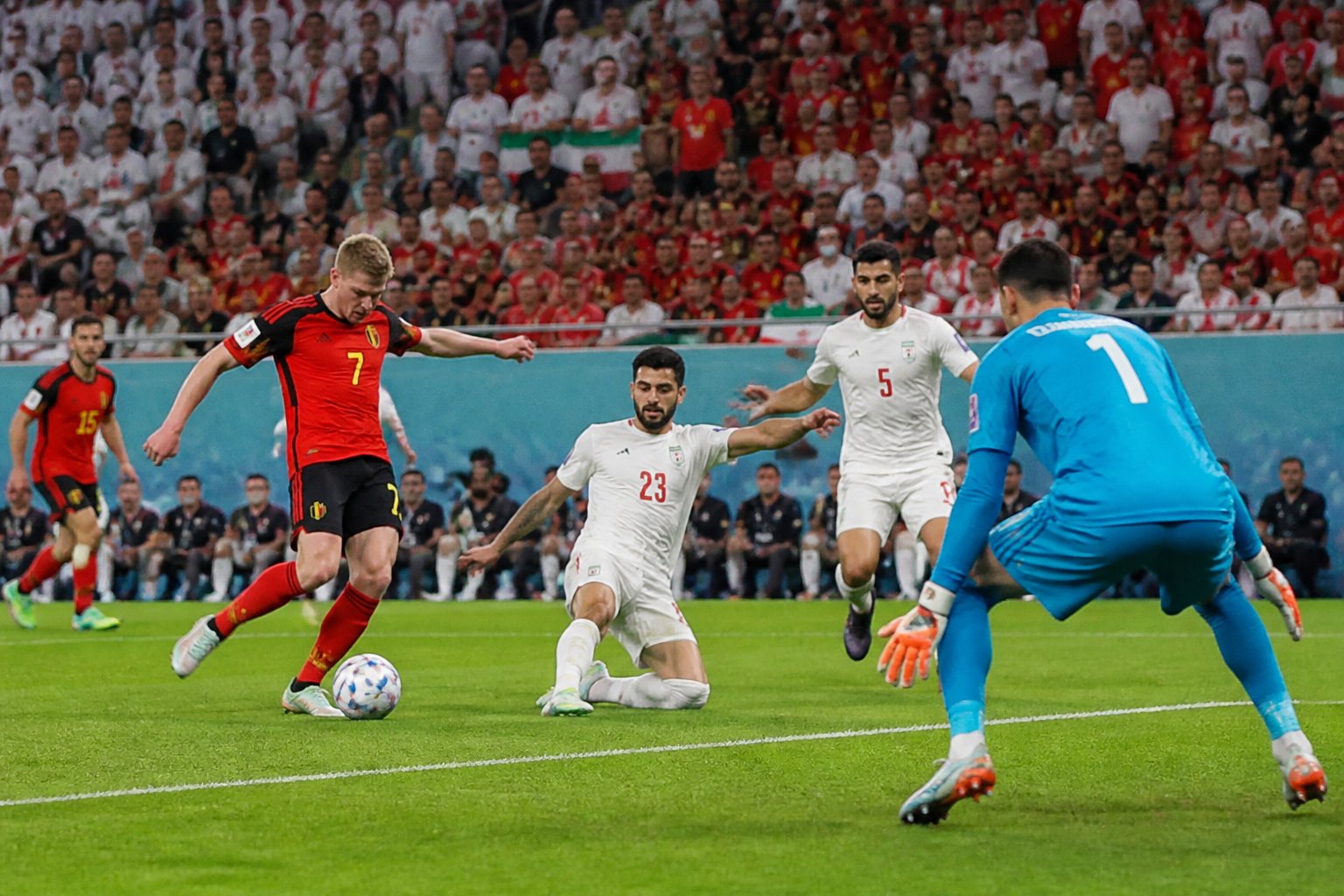 Belçika ve İran futbol takımlarının Dünya Kupası maçında sahada mücadele ettiği bir an.