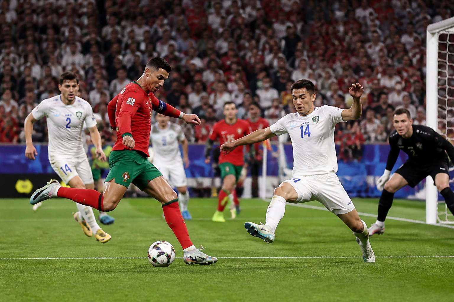 Portekiz ve Özbekistan futbol takımları arasında Dünya Kupası maçında oyuncular sahada mücadele ediyor.
