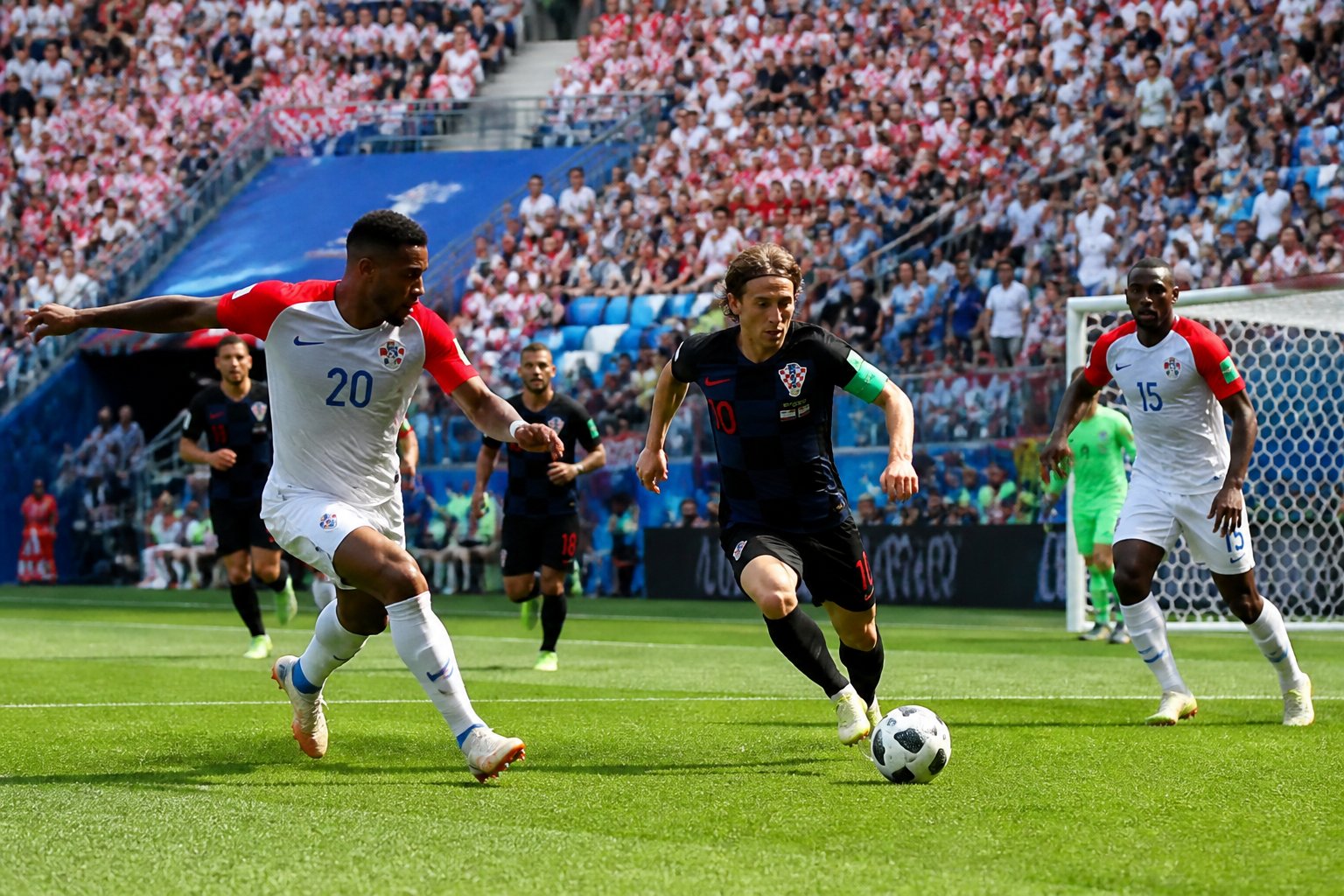 Panama ve Hırvatistan takımları arasında geçen heyecanlı bir futbol maçı sahnesi.