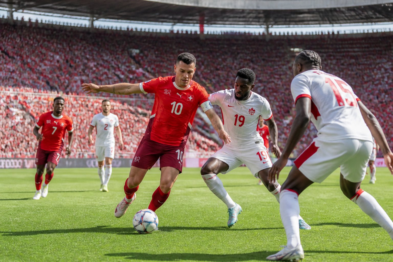 İsviçre ve Kanada takımlarının Dünya Kupası maçında sahada mücadele eden futbolcuları ve dolu tribünler.