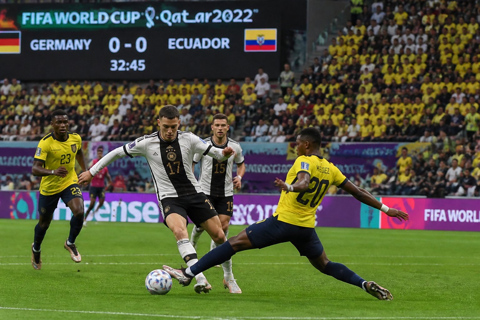Ekvador ve Almanya futbol takımları Dünya Kupası maçında sahada mücadele ediyor.