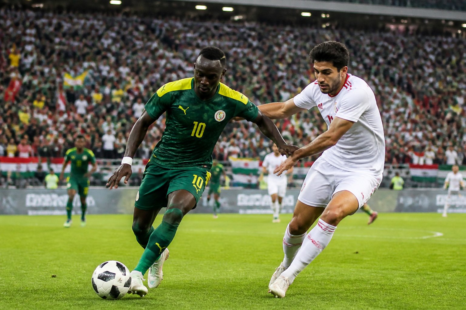 Senegal ve Irak futbol takımlarının Dünya Kupası maçında saha içinde mücadele eden oyuncular.