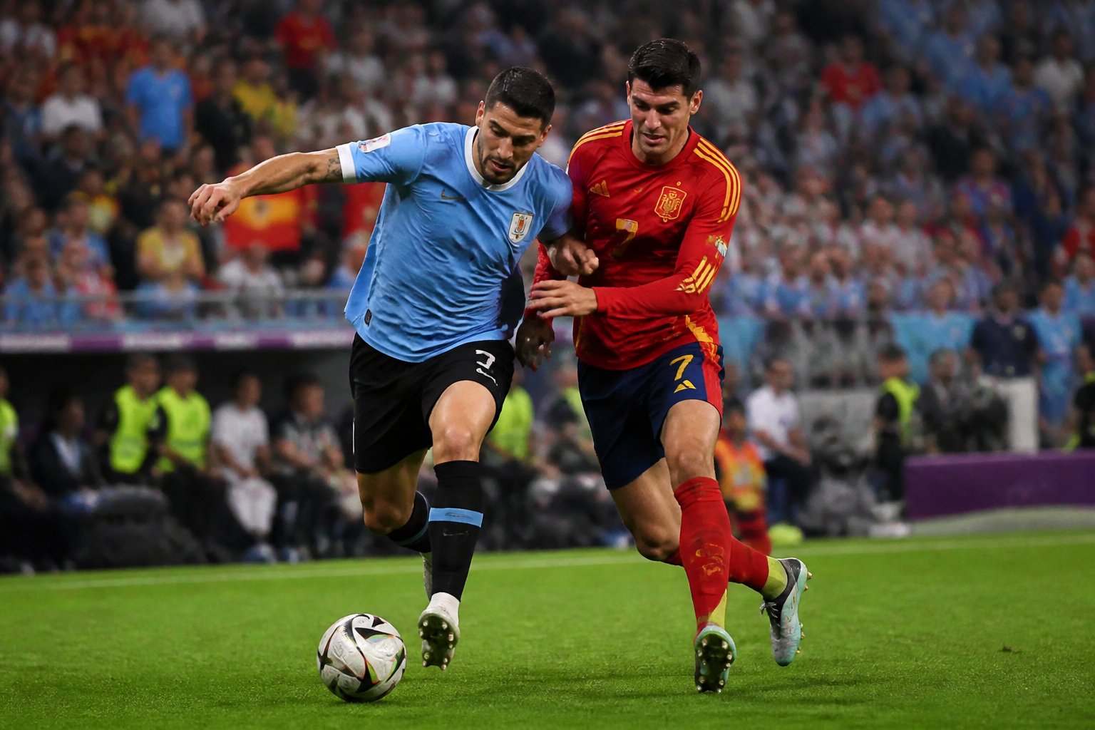 Uruguay ve İspanya futbol takımları Dünya Kupası maçında sahada mücadele ediyor.